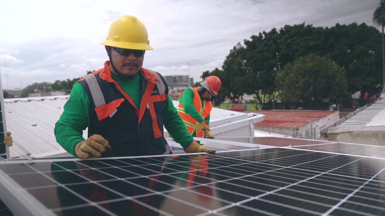 Instalación de paneles solares fotovoltaicos en cubierta