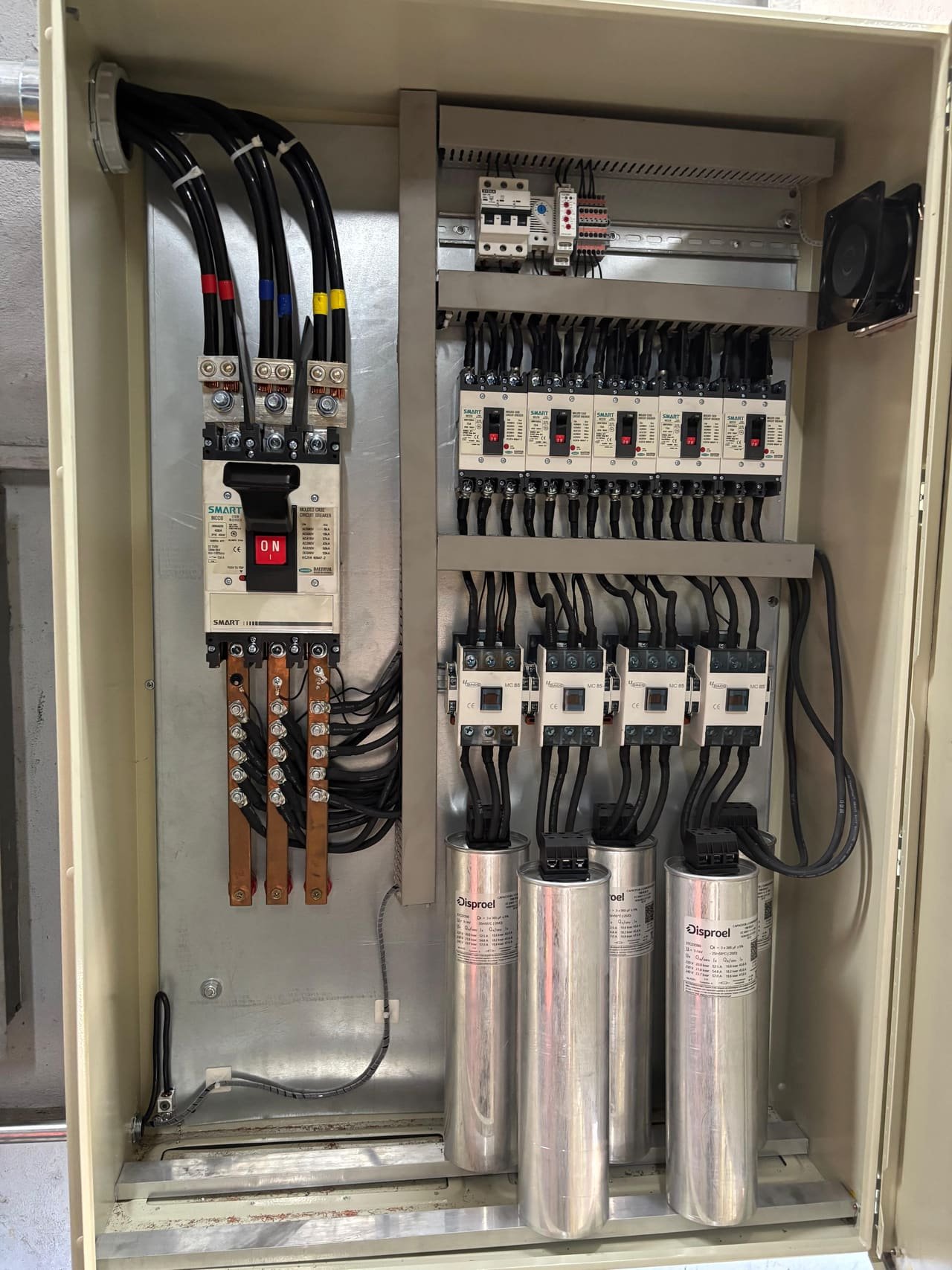 Banco de capacitores automático con interruptor principal y escalones
