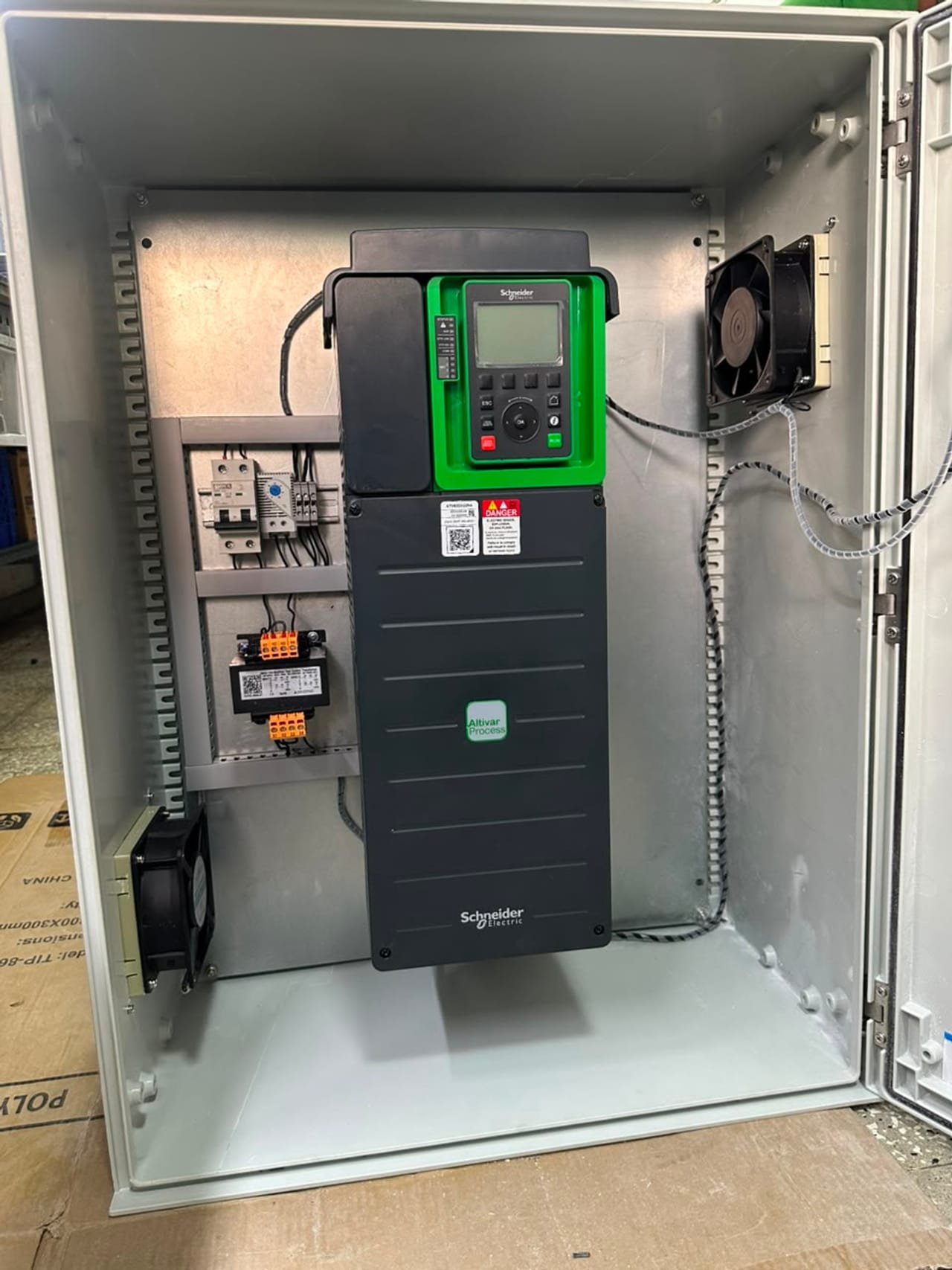 Gabinete de control con variador de frecuencia