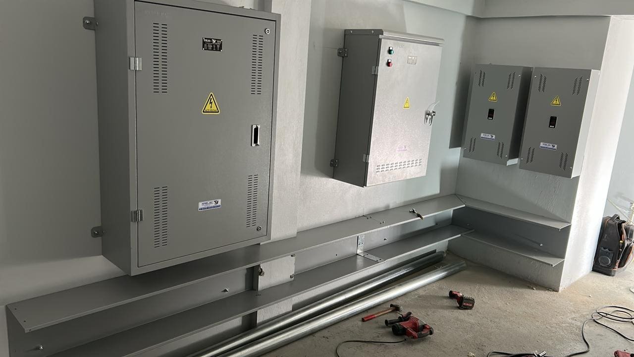 Tableros montados y canalización en el cuarto eléctrico
